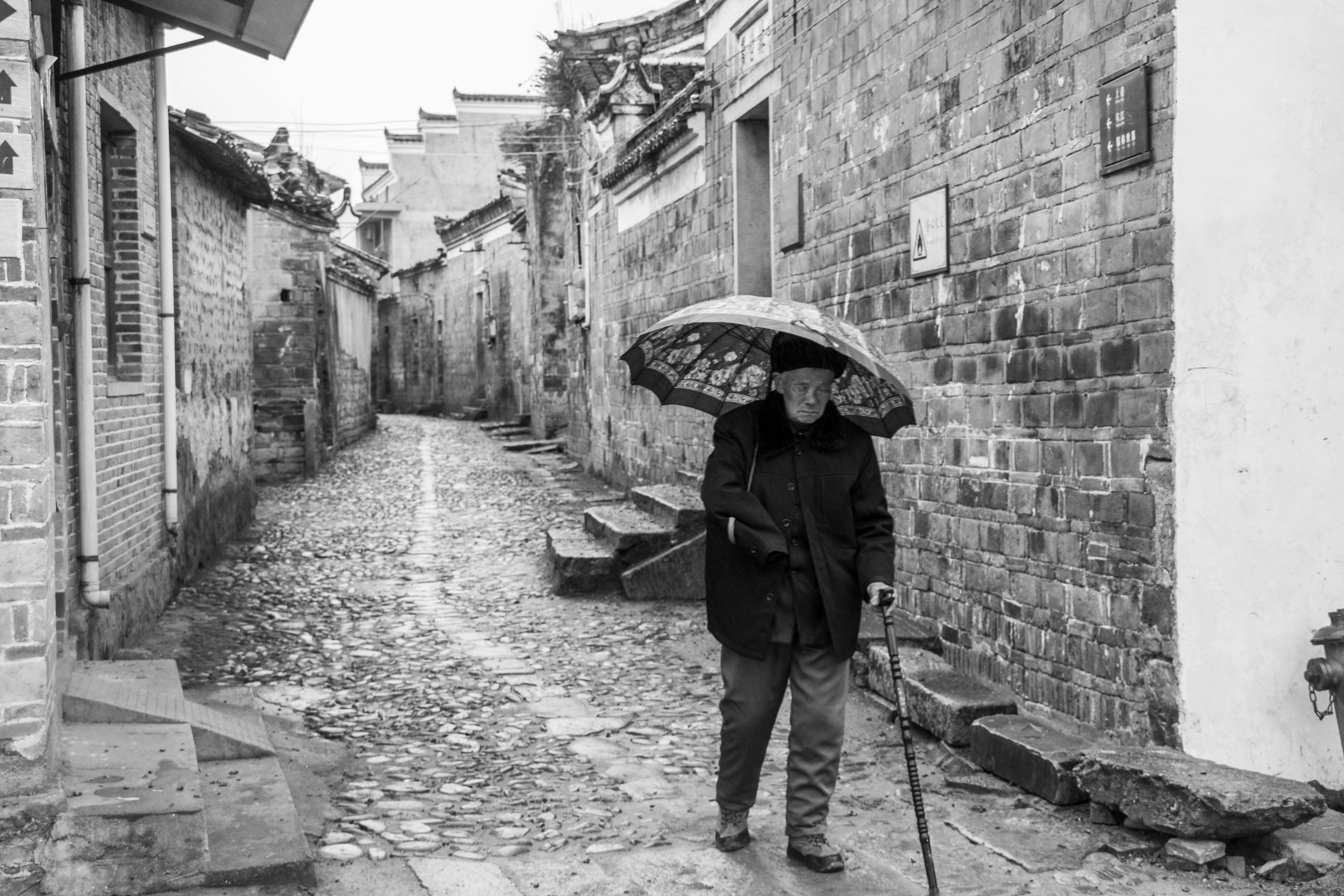 老人要求让座遭拒用雨伞打人