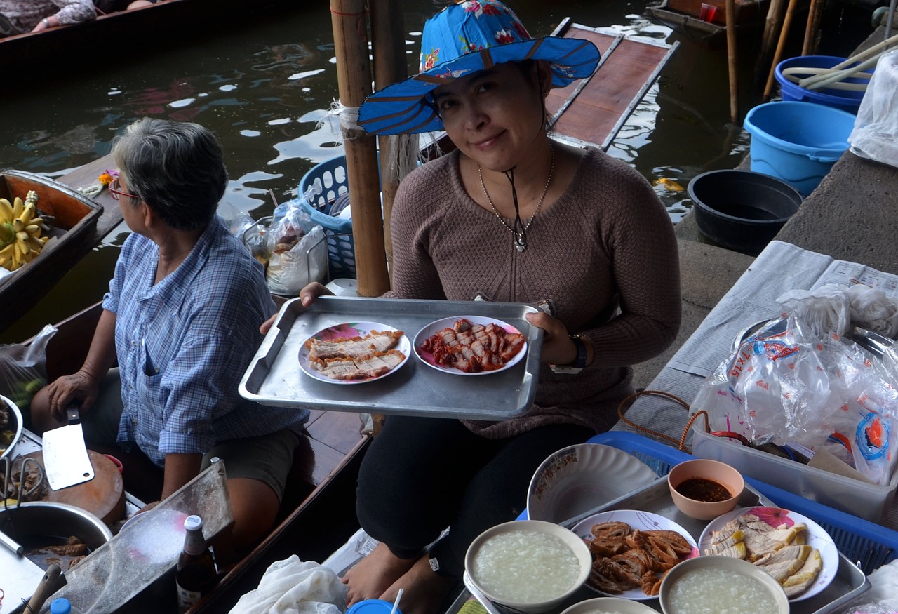 打卡六尺巷，游客青睐桐城特色美食